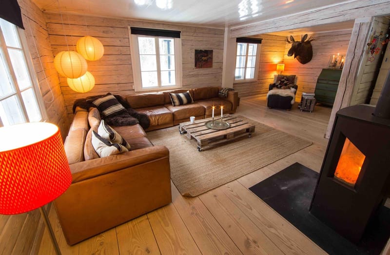 Stuen med lædersofa, brændeovn og varme lamper