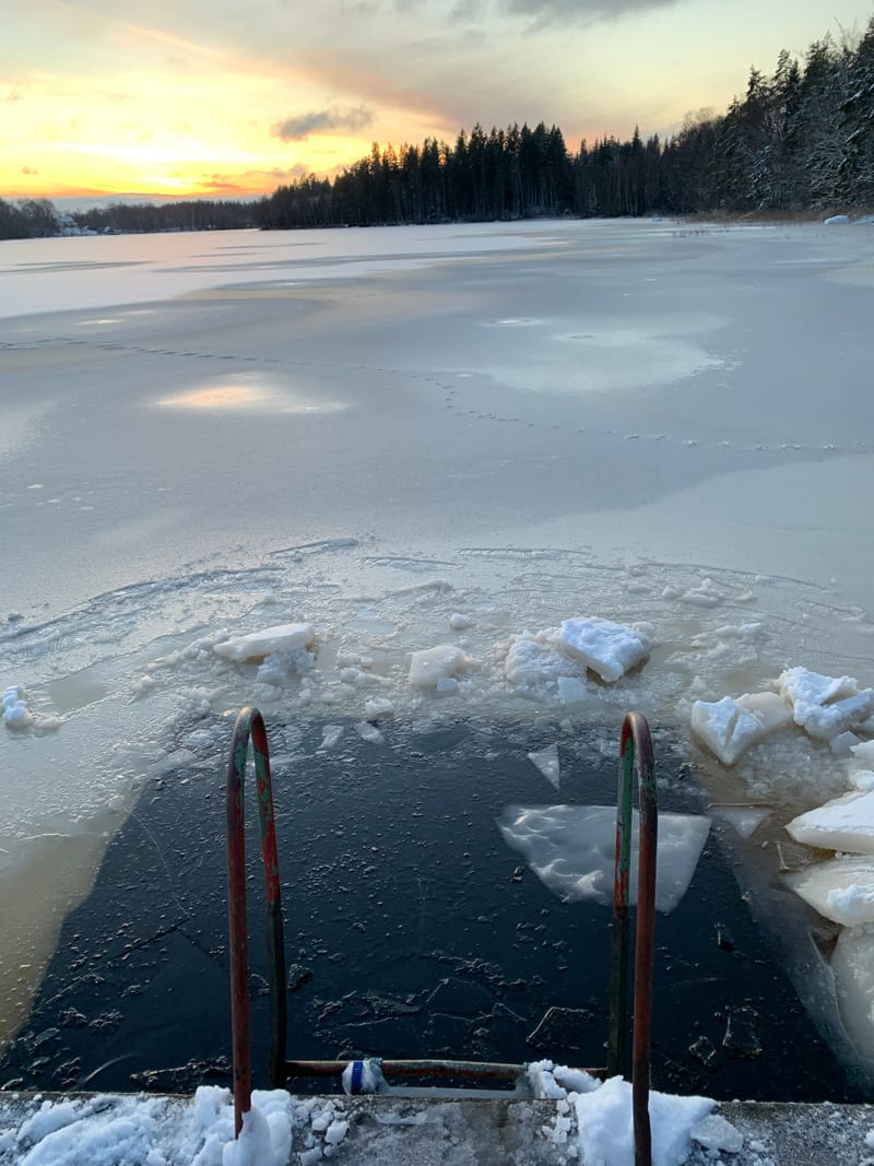 Badestigen ned i det åbne vand i den frosne sø