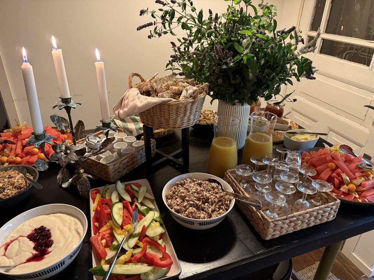 Hjemmelavet morgenmadsbuffet med frisk frugt, grøntsager og hjemmebagt brød